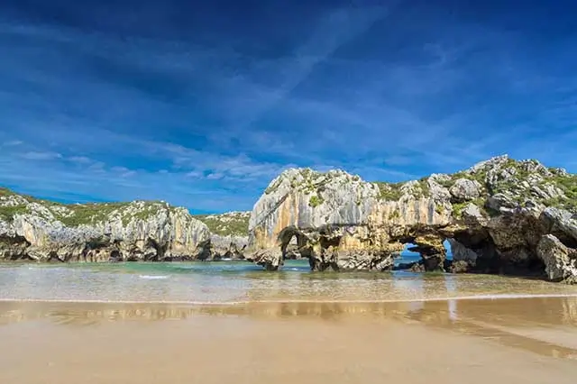 Sandy beach in Asturias, ideal for relaxation and summer camp activities.