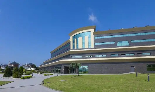 Exterior view of the 4-star hotel hosting summer camp participants and coaches in Northern Spain.